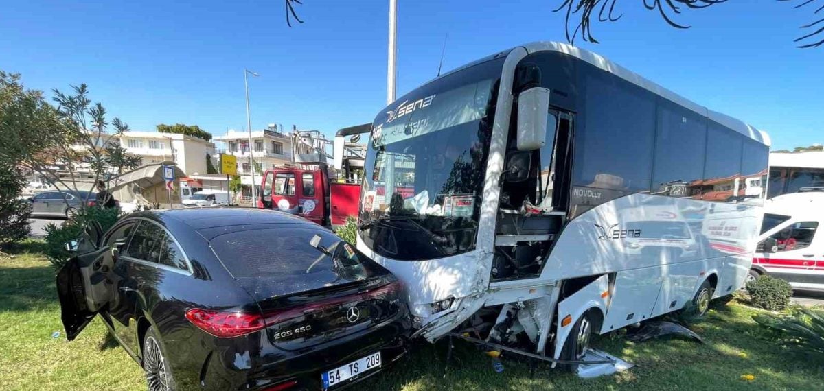 Alanya D-400 kara yolunda midibüs ile otomobil çarpıştı iki yaralı