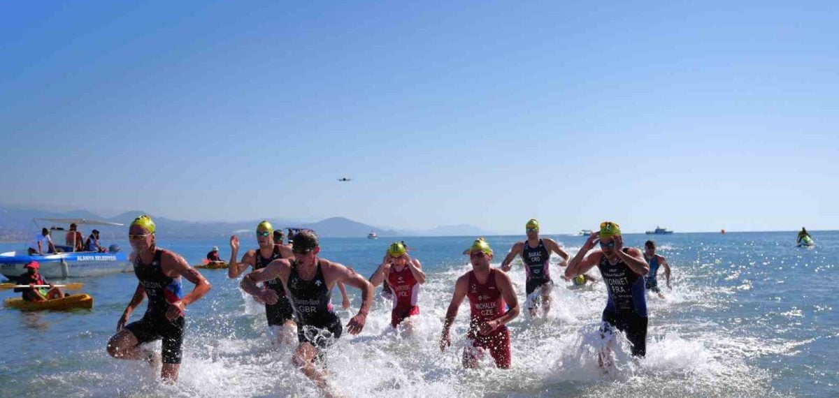 Alanya’da 35. Uluslararası Triatlon rekor katılımla başladı