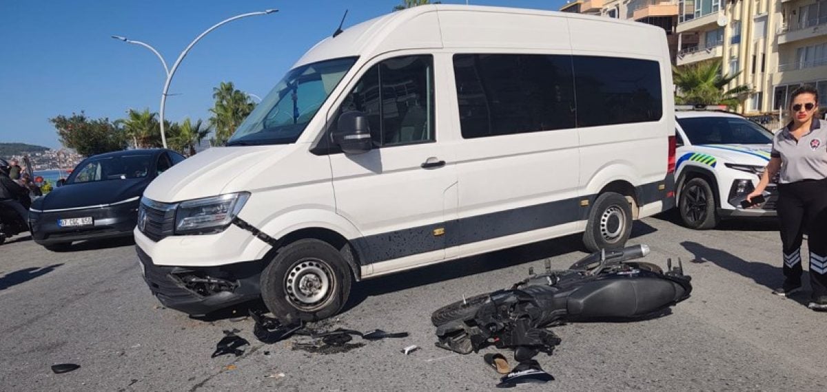 Alanya’da motosiklet ile minibüs çarpıştı üniversite öğrencisi yaşamını yitirdi