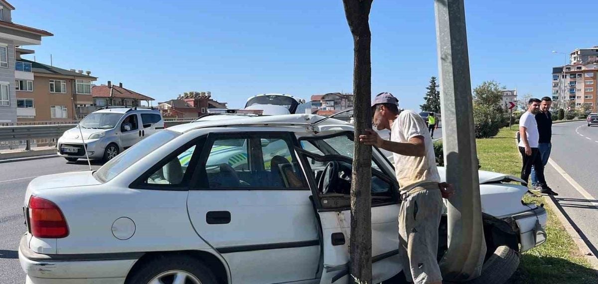 Alanya’da refüje çarpan otomobilde bir yolcu yaralandı sürücü kaçtı