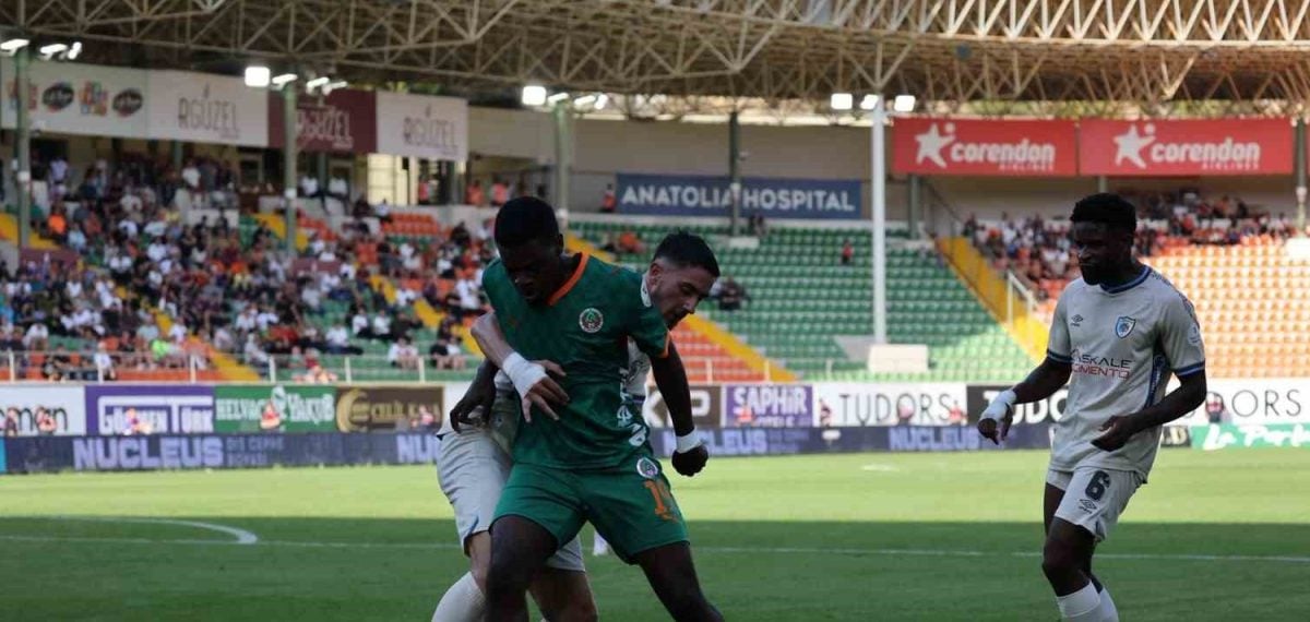 Alanyaspor ile Erzurumspor FK arasında golsüz geçen ilk yarı