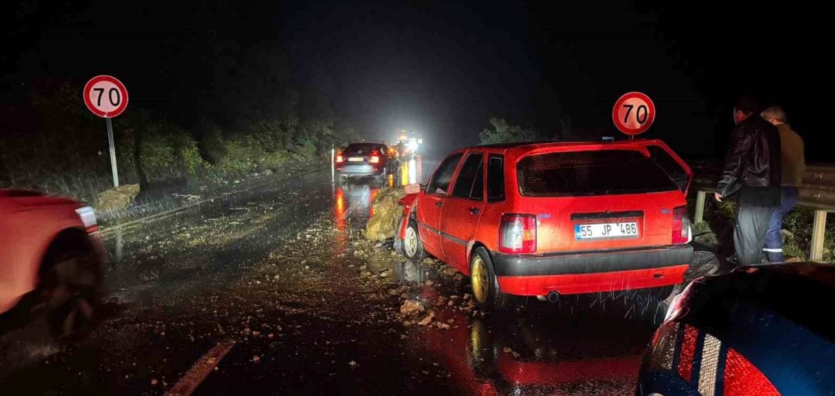 Alaplı kara yoluna kaya düştü, iki otomobil maddi hasar gördü