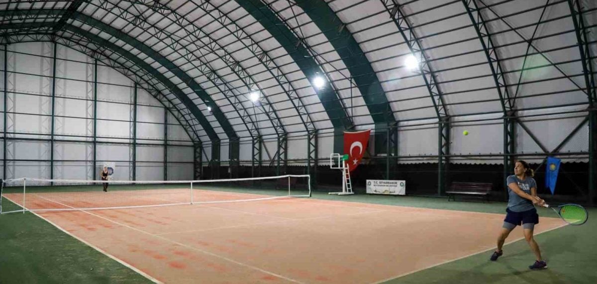 Amed Cup tenis turnuvasında 354 sporcu dört kategoride şampiyonluk için