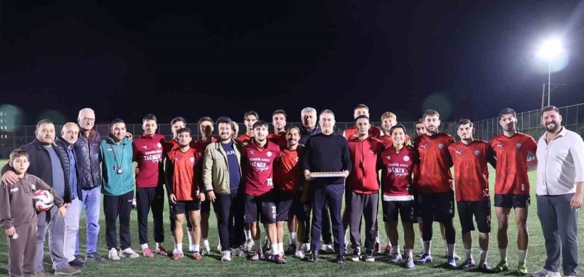 Ankara dönüşü kaza sonrası göreve dönen başkan futbolculara baklava ikram etti