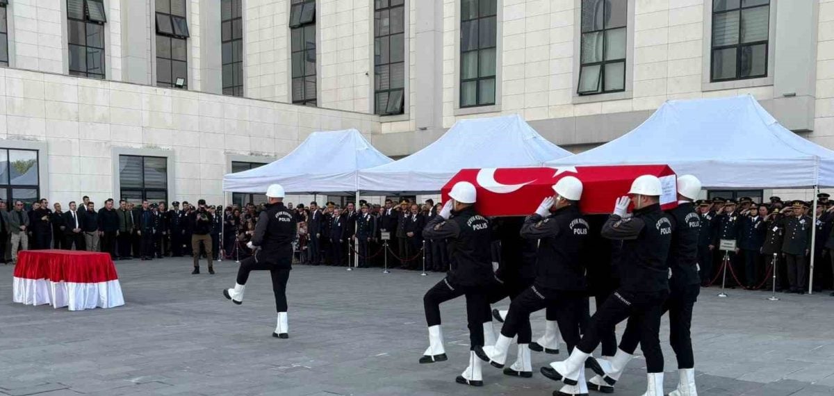 Ankara’da kontrol ettiği araçta uğradığı saldırıda şehit olan polis memuru için tören