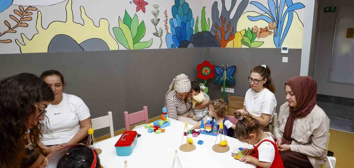 Anne ve çocukların katıldığı oyun atölyeleri gelişimi destekliyor
