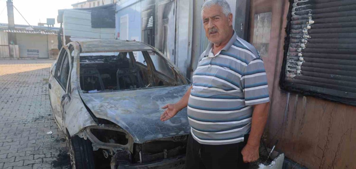 Antakya’da konteyner kentte park halindeki otomobil gece yanarak kullanılamaz hale geldi