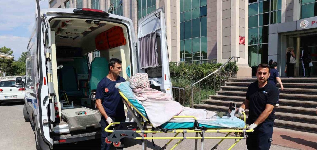 Antalya Büyükşehir’in evde sağlık ve hasta nakil hizmeti vatandaşlara ulaşımı kolaylaştırdı