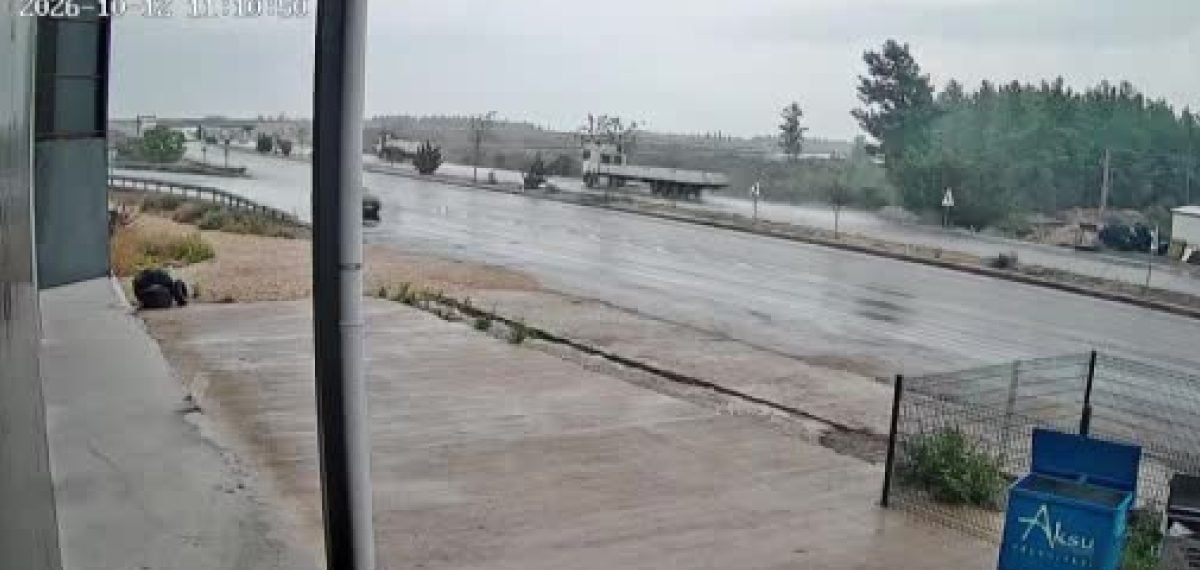 Antalya-Isparta kara yolunda midibüs refüje çarpıp devrildi 17 yaralı