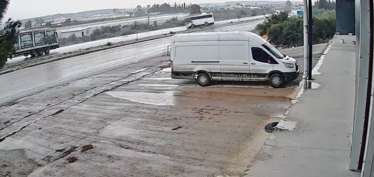 Antalya-Isparta yolunda midibüsün refüje çarpıp devrilmesi sonucu 17 yaralı