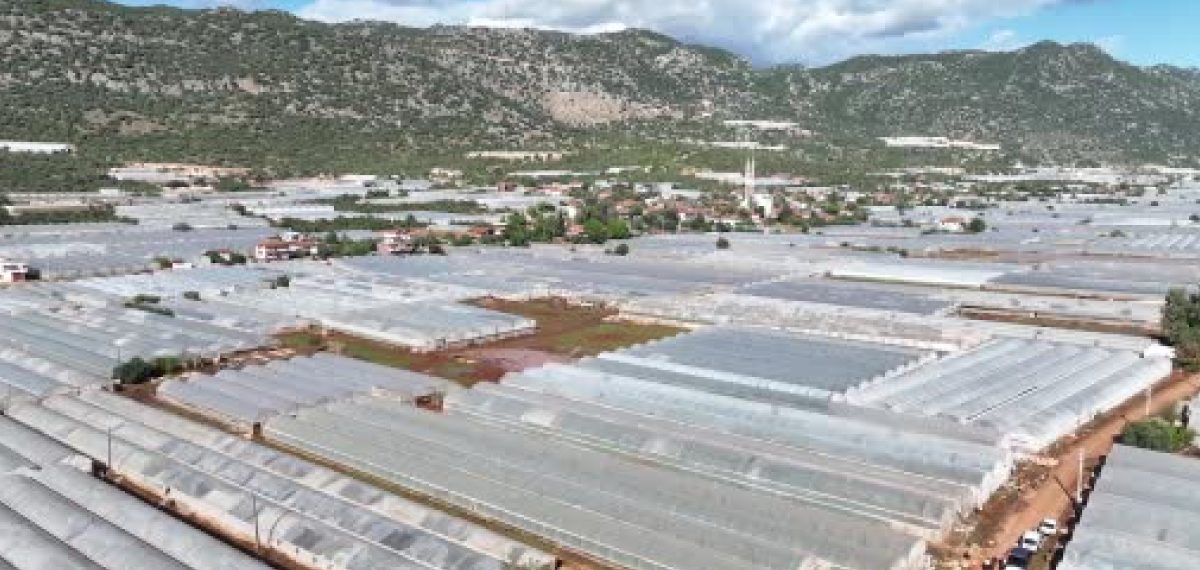 Antalya’da sağanak sonrası ekipler gece boyu su baskınlarına müdahale etti
