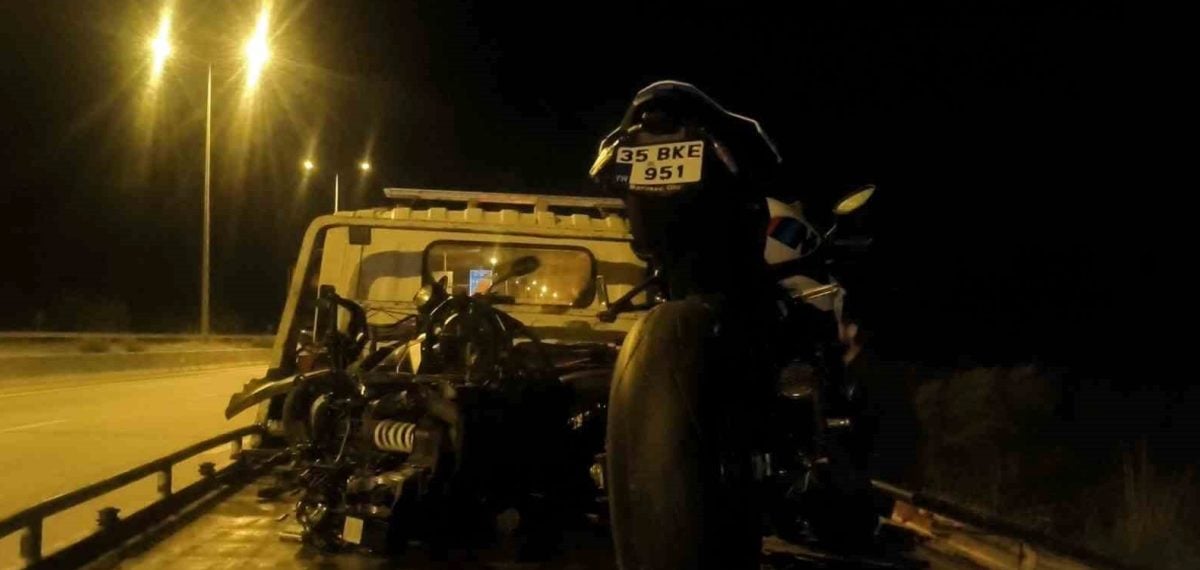 Antalya’da yan şeritteki motosikletle çarpışma sonrası iki yaralı