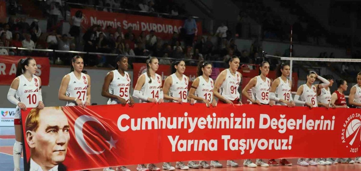 Aras Kargo Spor Kulübü Cumhuriyetin 103. Yılını Tribünde Coşkuyla Kutladı