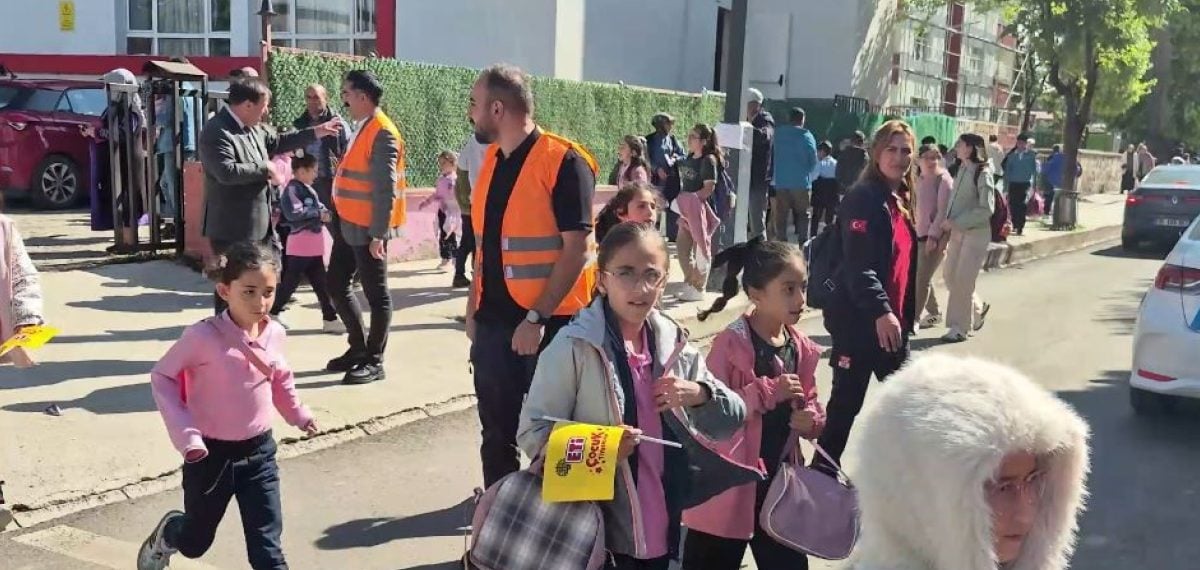Ardahan’da servis şoförleri ve rehber personele reflektörlü yelek dağıtıldı
