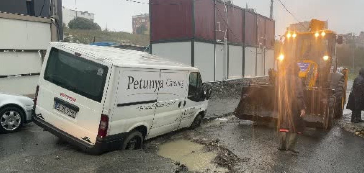 Arnavutköy sokakta meydana gelen çökmede ticari araç mahsur kaldı
