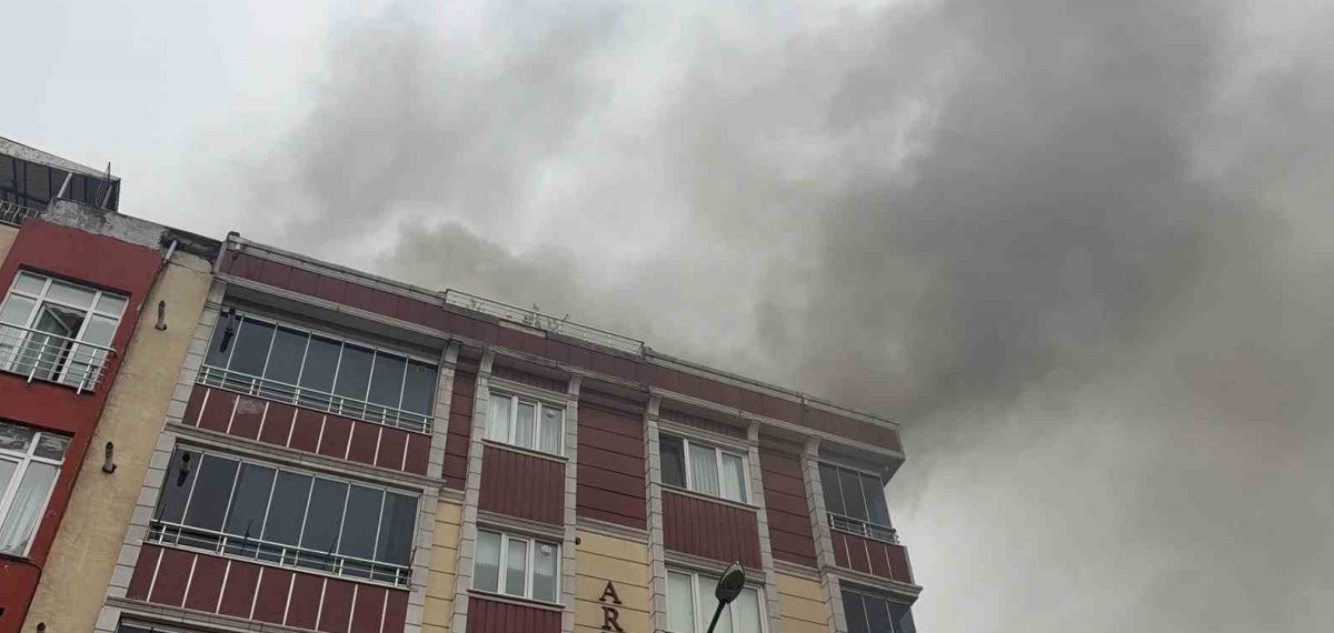 Arnavutköy’de çatı yangını rüzgarla büyüyüp yan binaya sıçradı