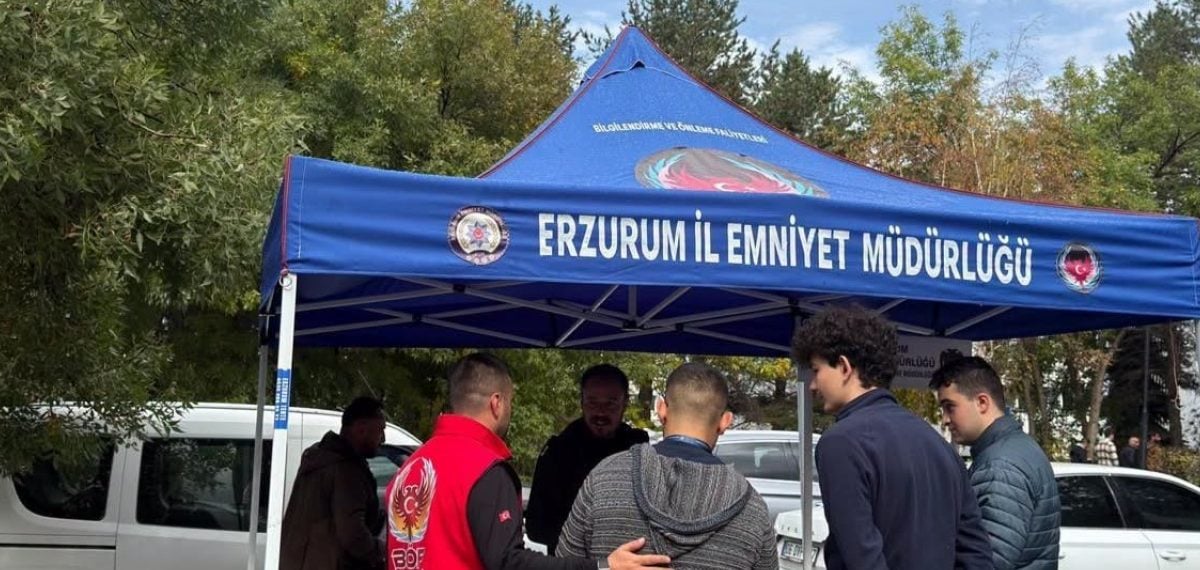 Atatürk Üniversitesi kampüsünde terör ve dijital tehditlere karşı bilgilendirme standı