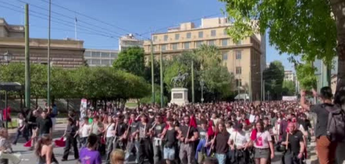 Atina’da 10 binden fazla öğrenci ve öğretmen eğitim sorunlarını protesto etti