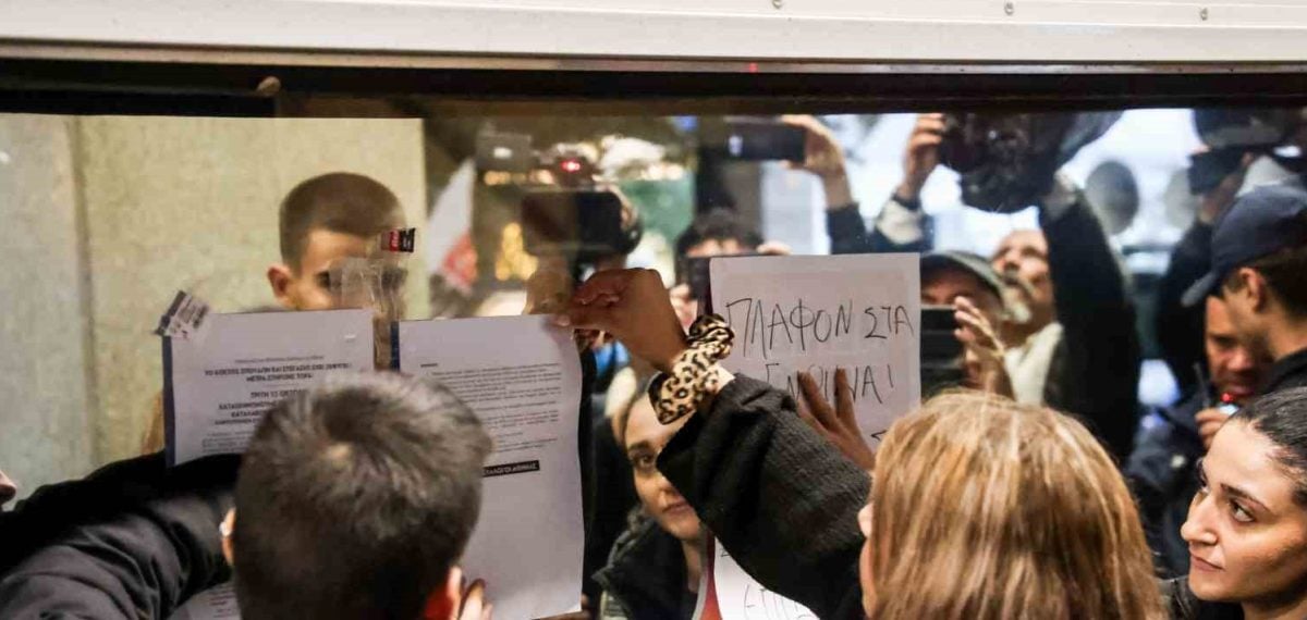 Atina’da öğrenciler Syntagma’da kamusal eğitime destek için meydanı terk etmiyor