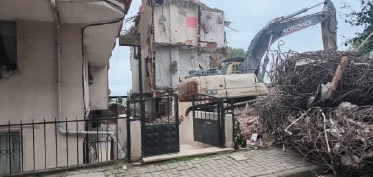 Avcılar’da yıkımdan düşen parça Olga Boz’un evinde korku yaşattı
