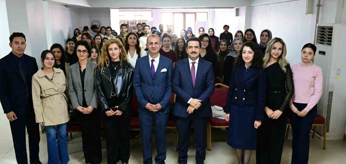 Avukatlık yıllarını ve hukuk mücadelesini gençlerle paylaşan Battalgazi Belediye Başkanı Taşkın