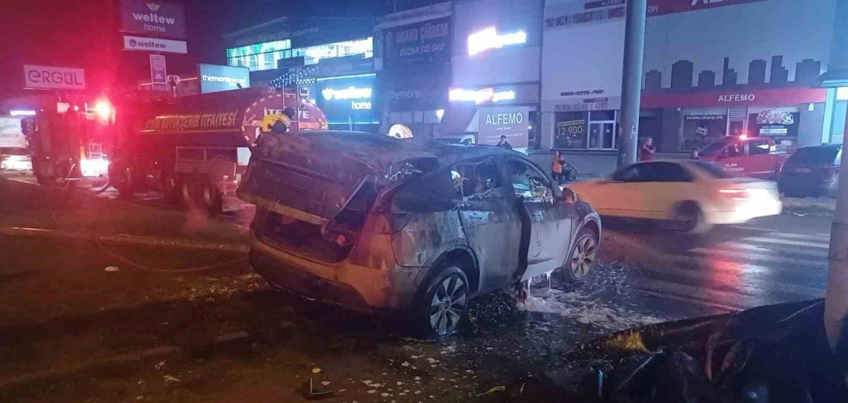 Aydın’da tırla çarpışan elektrikli otomobil alev alıp üç saatte söndürüldü