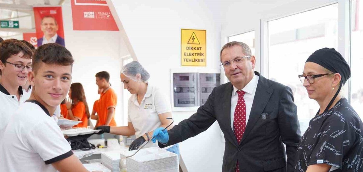 Ayvalık’ta öğrenciler üç çeşit yemek ve meyveyi 50 liraya alıyor