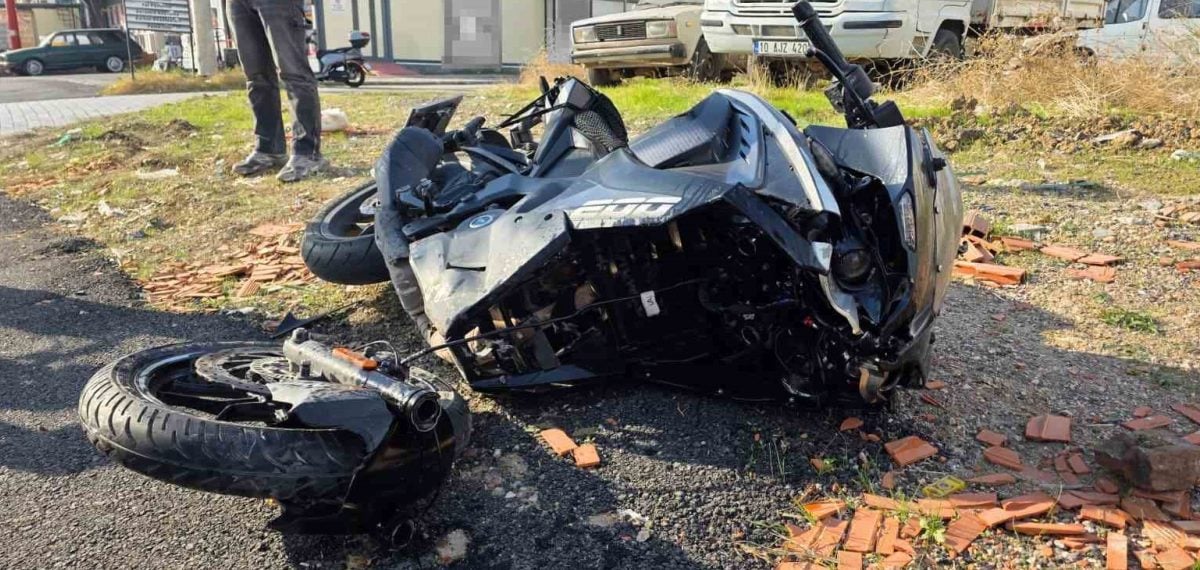 Bandırma’da otomobil ile motosiklet çarpıştı iki kişi hastaneye kaldırıldı