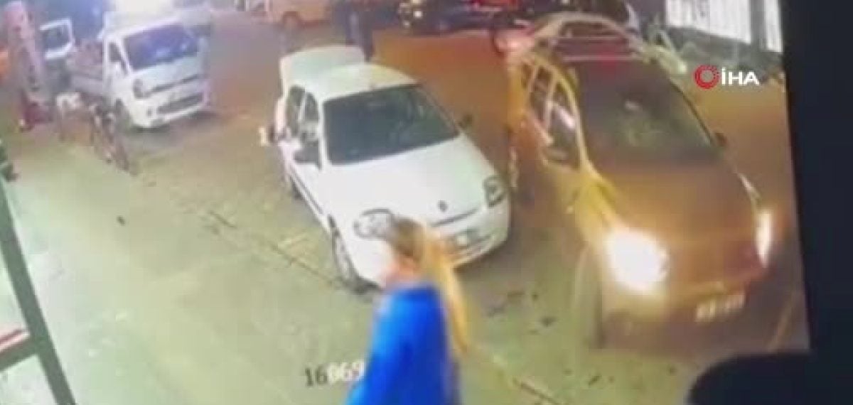 Bartın’da park etmeye çalışırken markete giren otomobil kasada hasar bıraktı