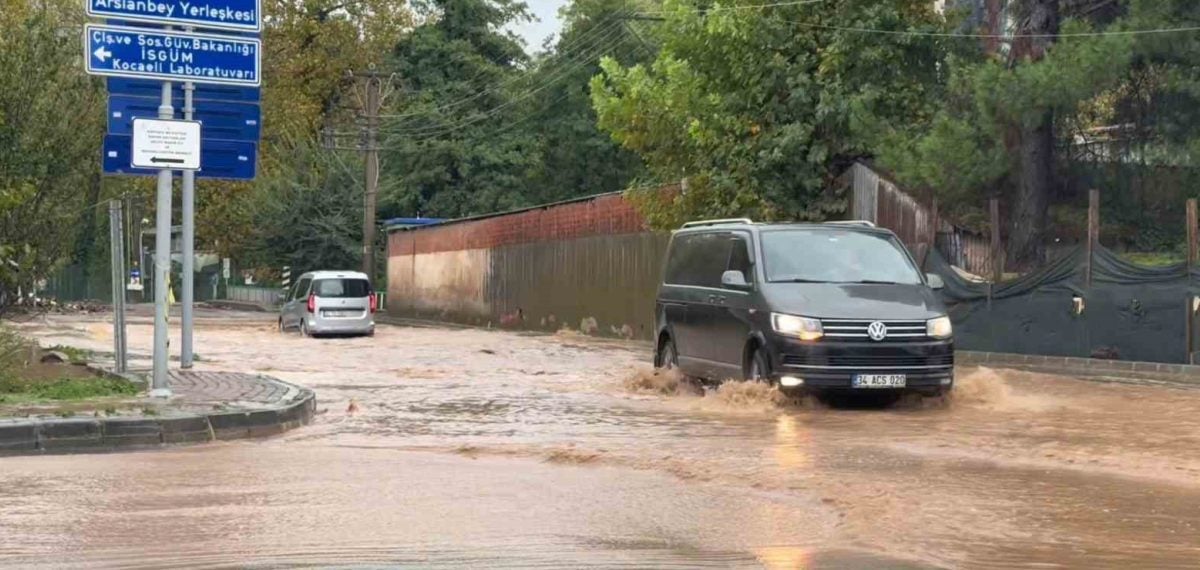 Başiskele’de sağanak yaşamı felç etti ev ve seralar su altında kaldı