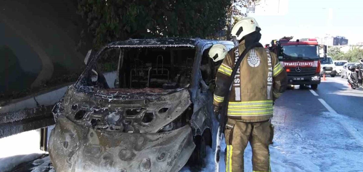 Bayrampaşa Otoyolunda panelvan motor yangını araç kullanılamaz hale geldi