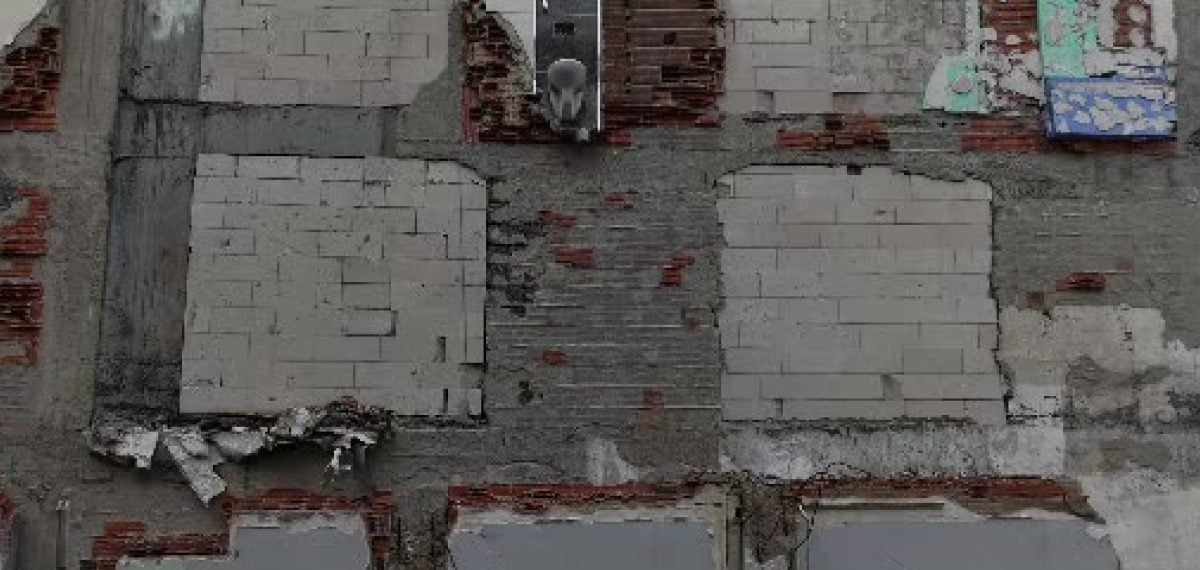Bayrampaşa yıkımında geride kalan asılı klozet mahalleyi güldürdü