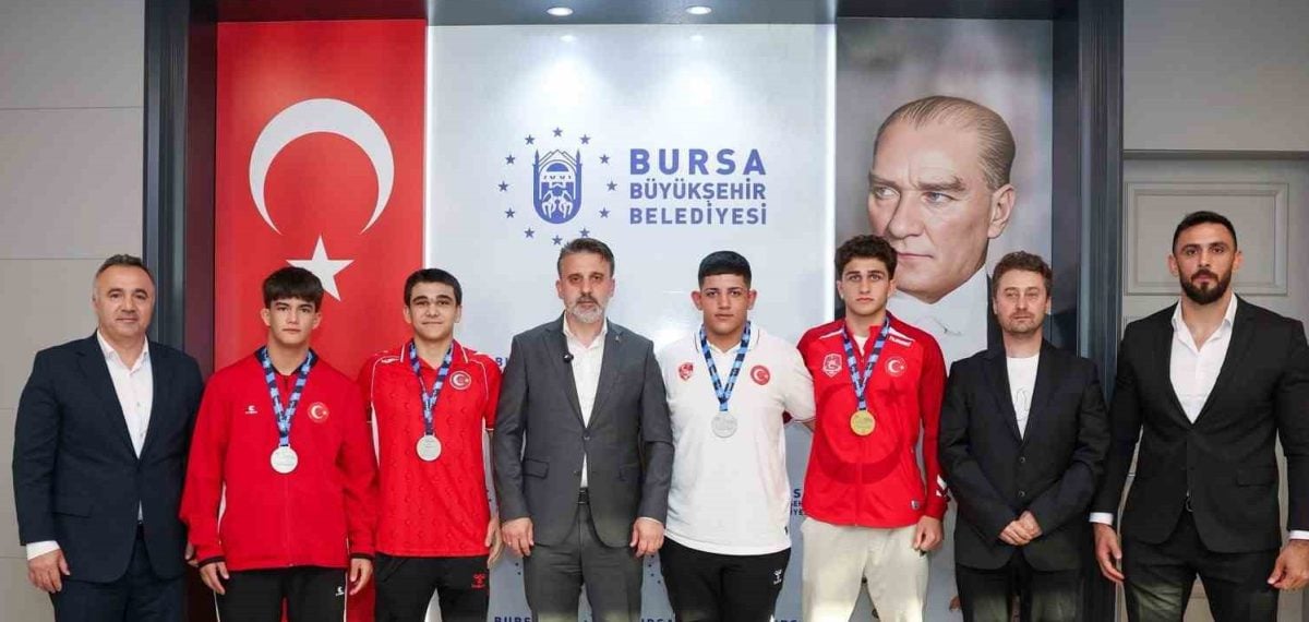 Belediyespor güreşçileri Balkan’da madalya kazanıp Bursa’da kutlandı