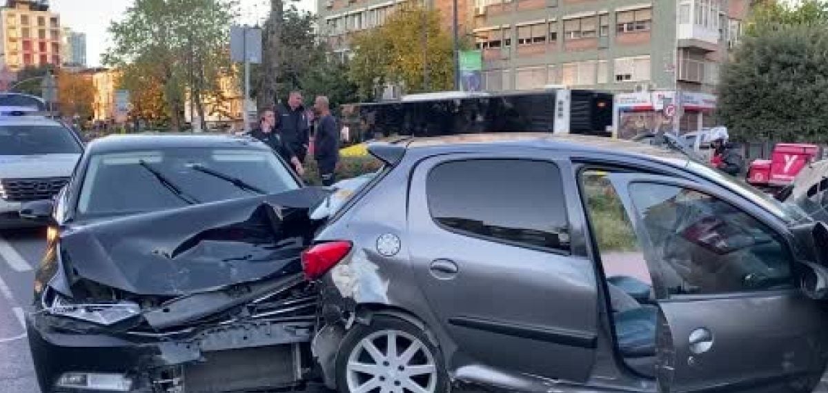 Beşiktaş’ta zincirleme kaza sonrası polis yola dökülen yağı toprakla kapattı