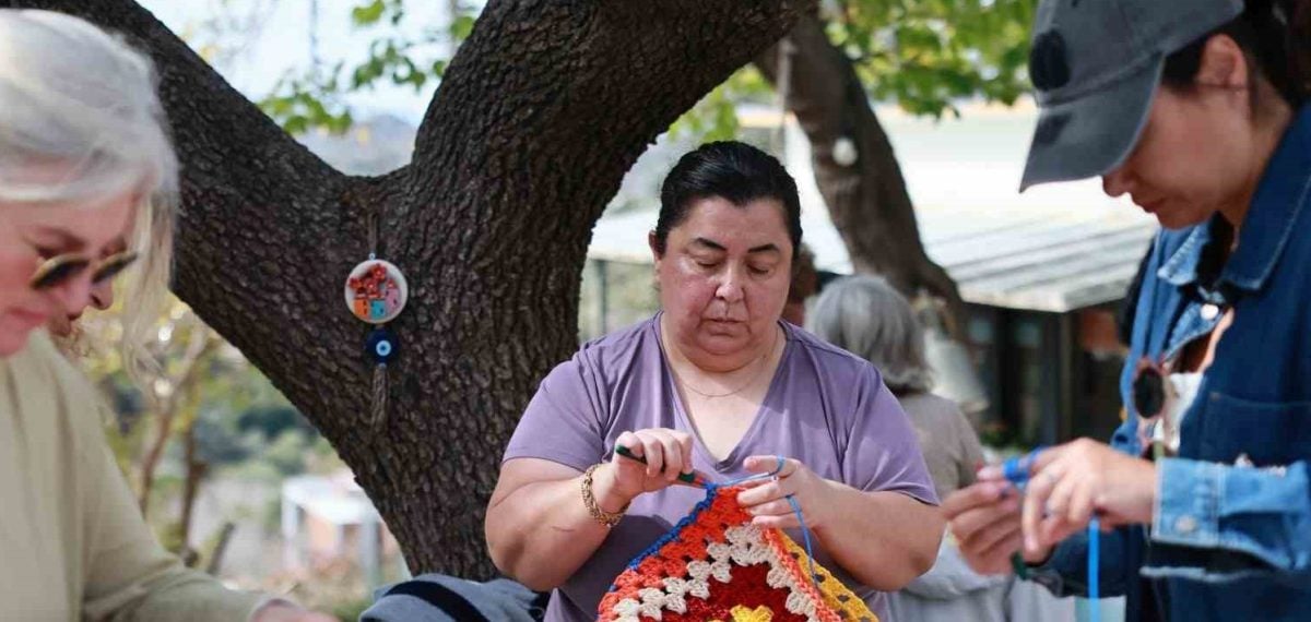 Bodrumlu kadınların 1.400 motifle sokaklara renk veren gölgelik projesi