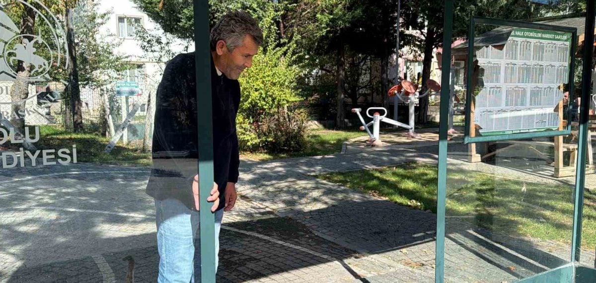 Bolu’da otobüs durağı camı kırıldı muhtar belediyeye bildirdi onarım yapılıyor