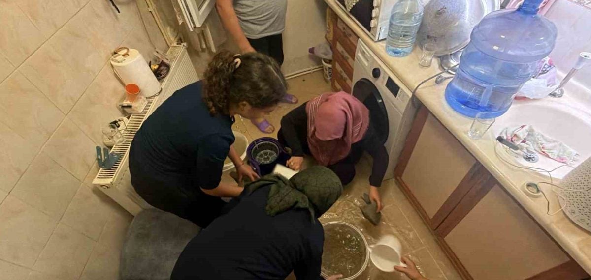 Bolu’da sağanak sonrası sitenin zemin katında 6 daire suyla doldu