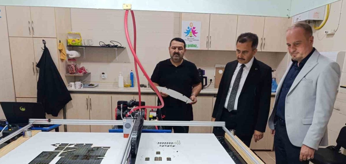 Bolvadin’de öğrenciler için yerli hava aracı maketleri dağıtımı başlatıldı