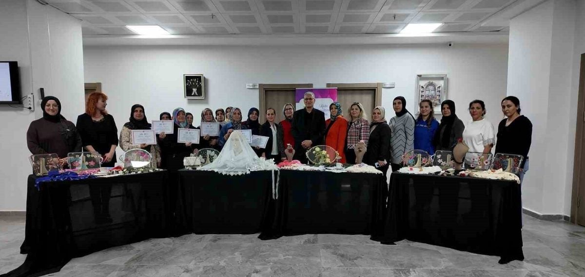 Boncuklu iğne oyası kursunu tamamlayan kadınlara sertifika töreni düzenlendi