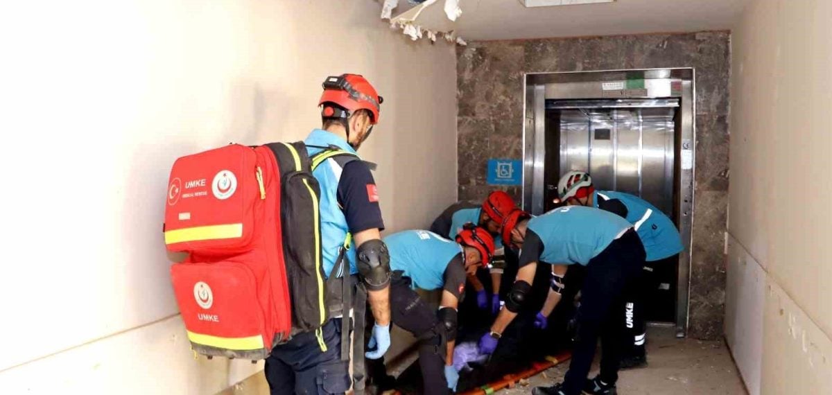 Bozova’da UMKE tatbikatında enkazdan çıkarılan yaralıya yakınları güvenlik hattını aştı