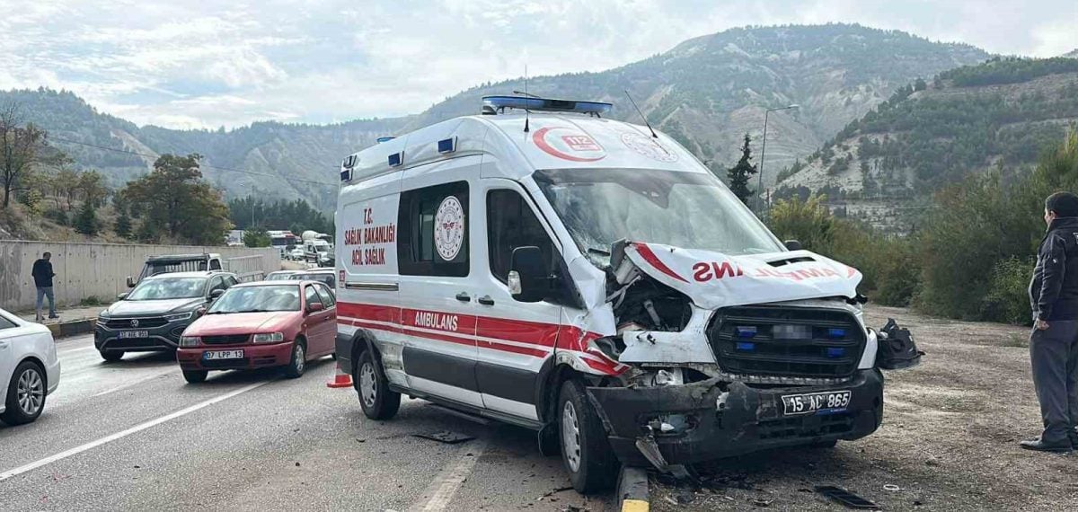 Burdur’da ambulansın karıştığı zincirleme kaza sonrası 7 kişi hafif yaralandı