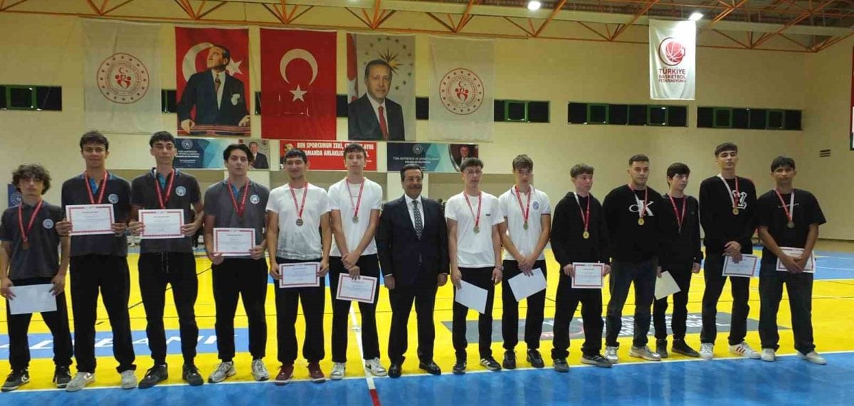 Burhaniye Cumhuriyet Kupası voleybol finali ve ödül töreni tamamlandı