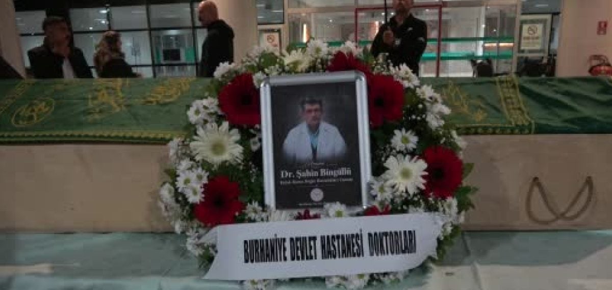 Burhaniye Devlet Hastanesi KBB Uzmanı Dr. Şahin Bingüllü için Hastane Önünde Veda