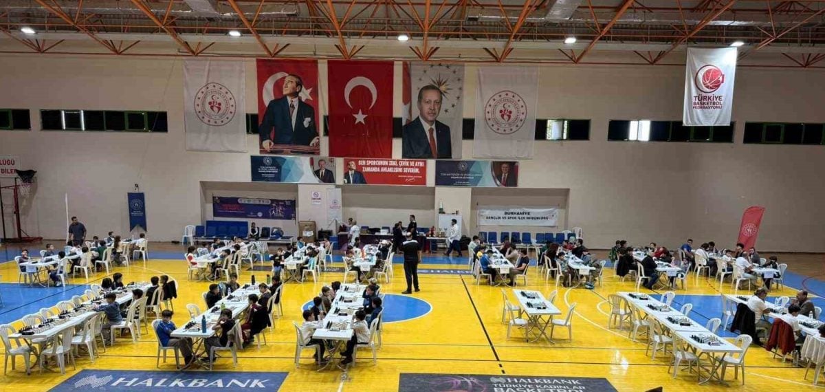 Burhaniye’de 11 ilden 114 sporcunun katıldığı satranç turnuvası sona erdi