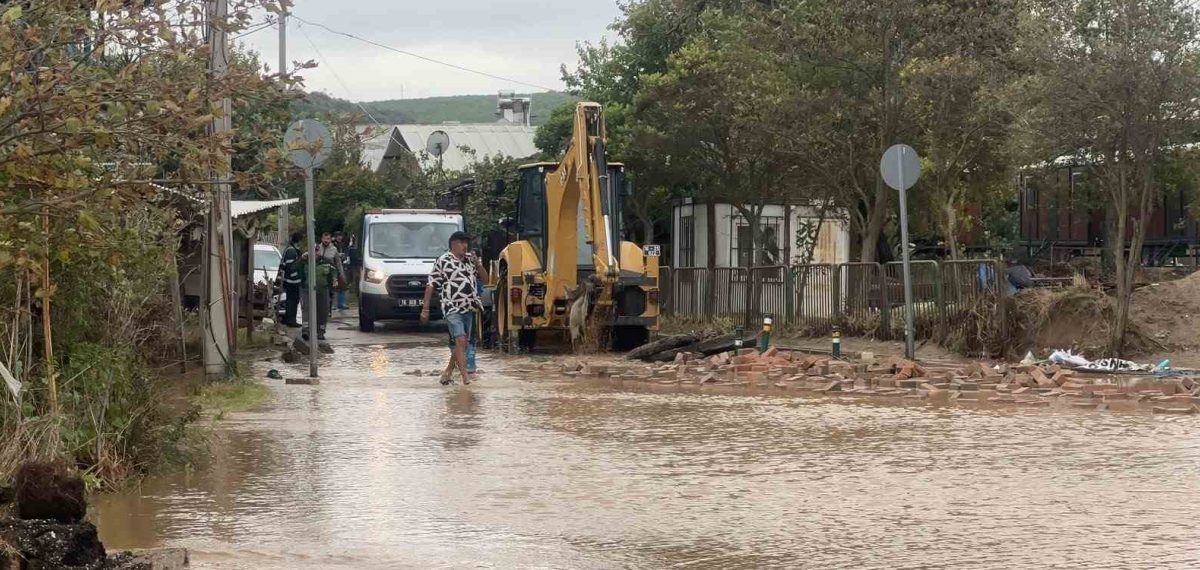 Bursa Esence’de sel sonrası belediye ekipleri su tahliye ve temizlik çalışmalarını sürdürüyor