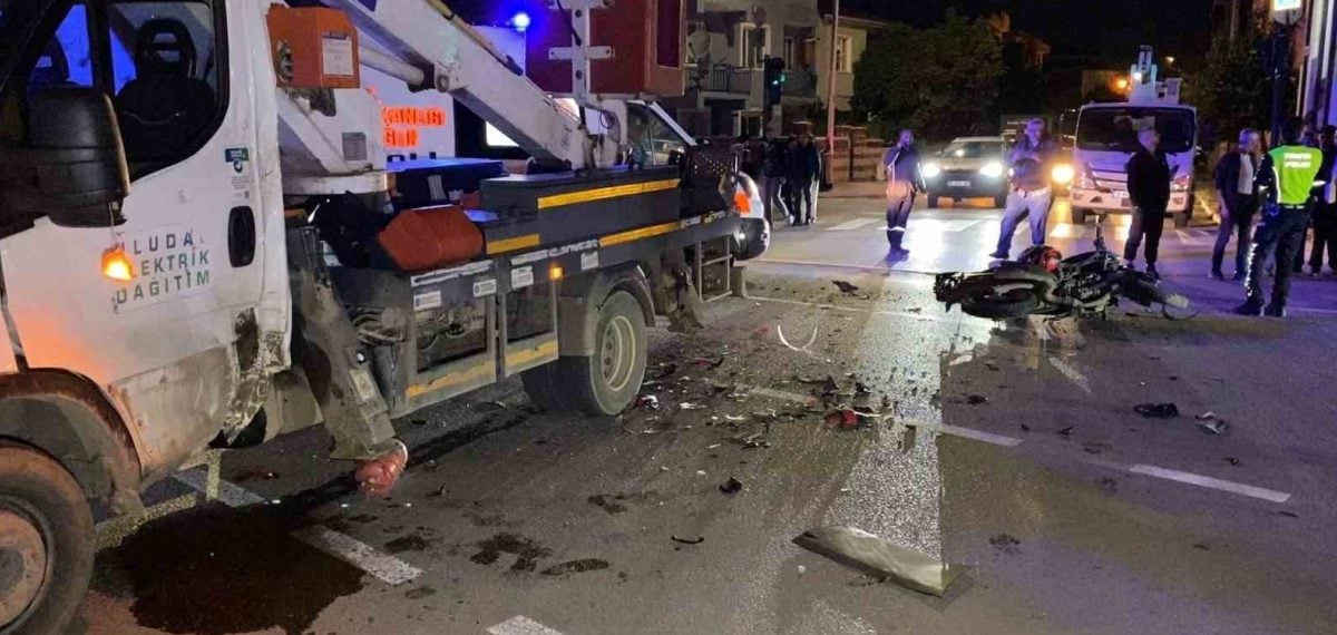 Bursa İnegöl’de motosiklet ile kamyonet vincin çarpışması sonucu iki genç yaşamını yitirdi