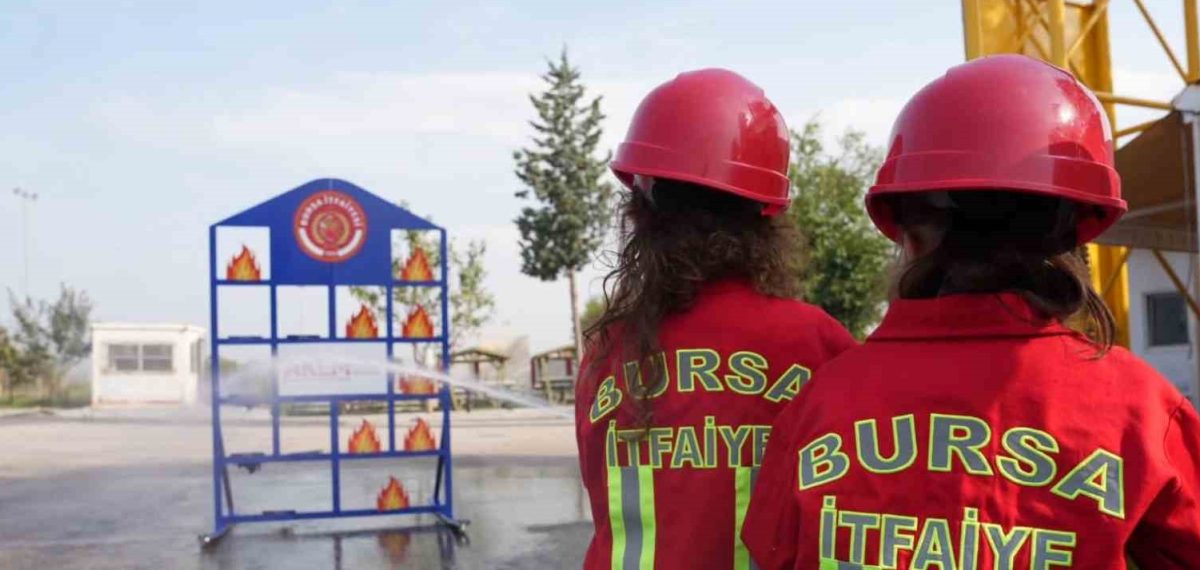 Bursa İtfaiyesi çocuklara yönelik uygulamalı yangın güvenliği eğitimi verdi