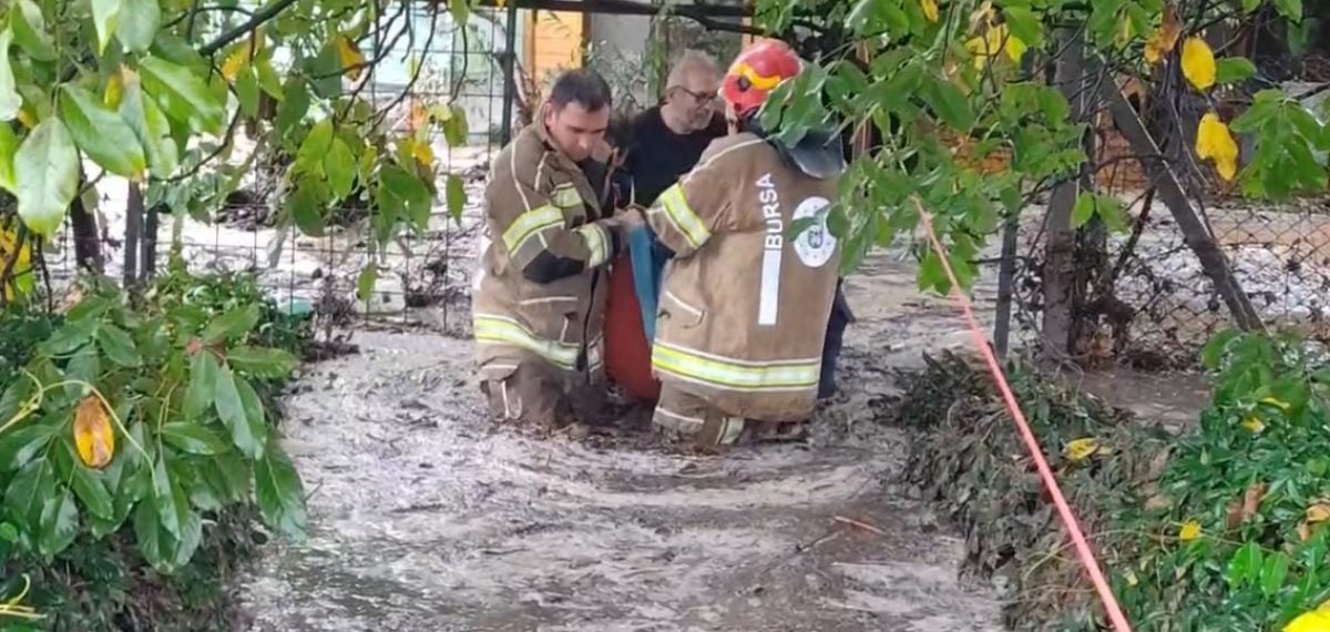 Bursa İznik’te selde mahsur kalan 3 kişi itfaiye ve jandarma tarafından kurtarıldı