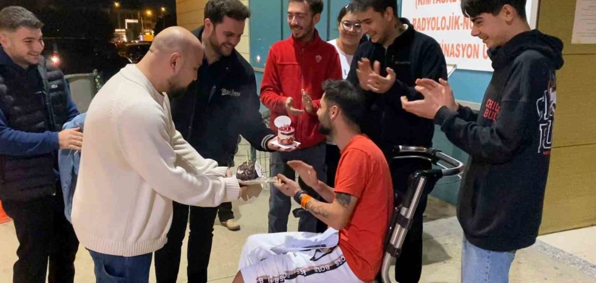 Bursa’da kazada yaralanan sürücüye hastanede doğum günü sürprizi