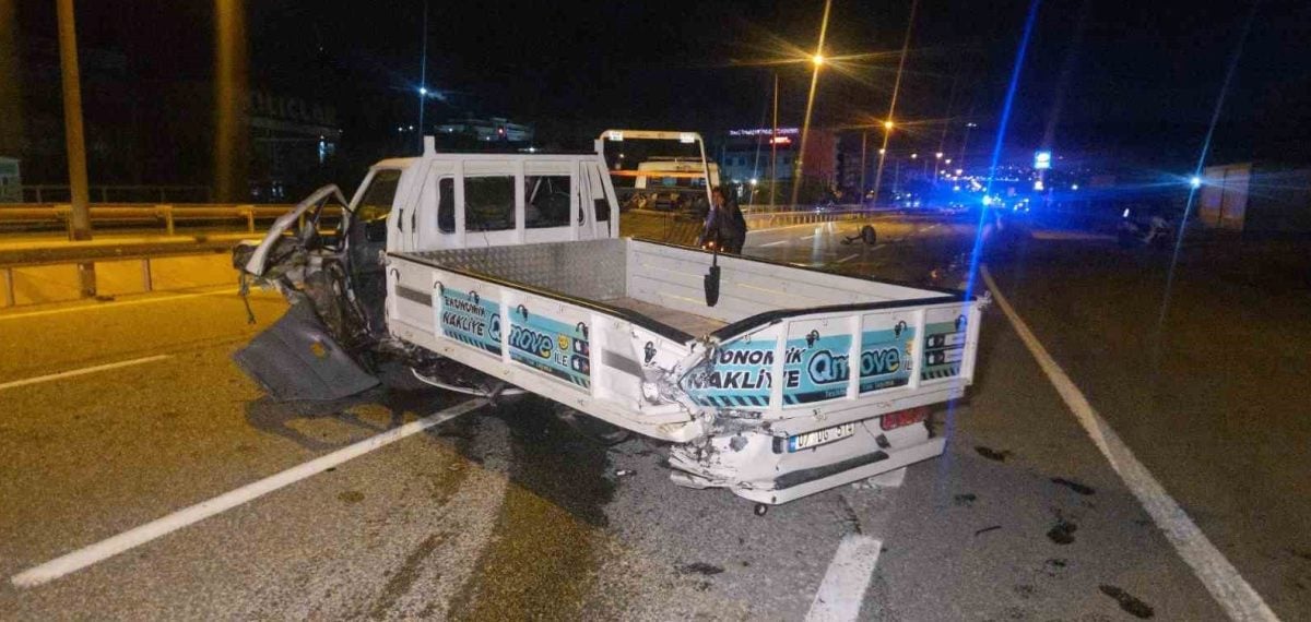 Bursa’da kontrolünü kaybeden otomobil 250 metre sürüklendi, 3 yaralı